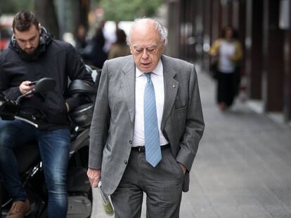 Jordi Pujol caminant pel centre de Barcelona la setmana passada.