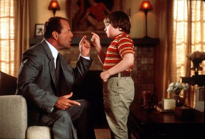 Bruce Willis (a la izquierda) y Spencer Breslin, en una escena de 'El chico', dirigida por John Turteltaub.