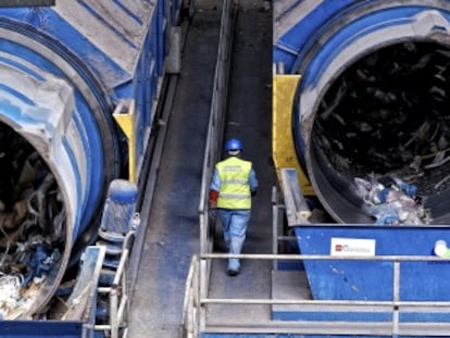 Proceso de selecci&oacute;n en la planta de clasificaci&oacute;n de envases de Pinto. 