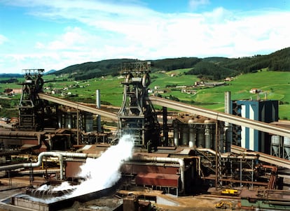 Hornos Altos de la factoría de Gijón de ArcelorMittal, en una fotografía cedida por la empresa.