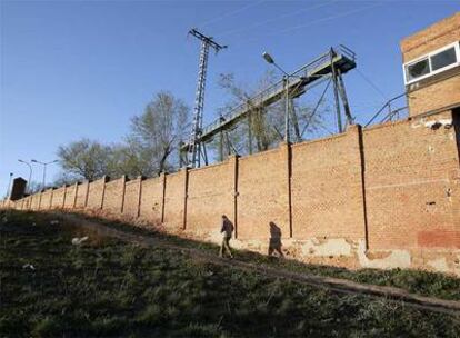 Muro del acuartelamiento de Alcalá de Henares donde fue hallada la fosa con restos humanos.