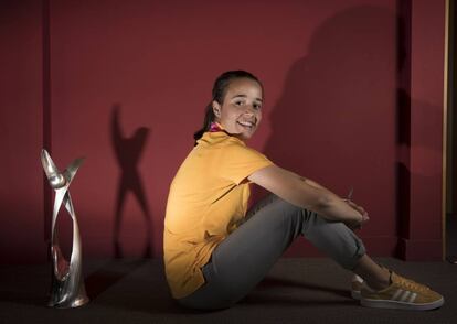 Rosa Márquez, con el trofeo del Europeo Sub-19, en la Ciudad de Fútbol de Las Rozas.