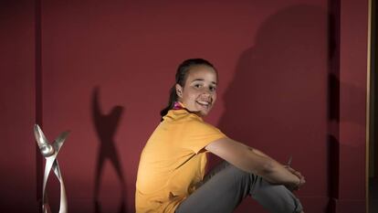 Rosa Márquez, con el trofeo del Europeo Sub-19, en la Ciudad de Fútbol de Las Rozas.