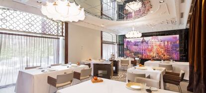 Salón del comedor madrileño, con una imagen de la Gran Vía al fondo.
