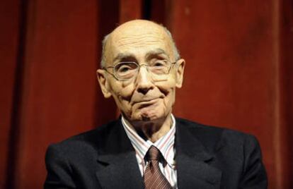 José Saramago, en 2009 durante la presentación de la edición italiana de su libro El Cuaderno en el teatro Quirino de Roma ( Italia).