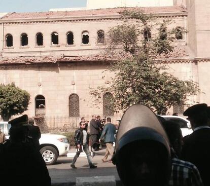 La policía está registrando la zona por temor a que haya más bombas. En la imagen, parte de la fachada de la catedral destruida tras la explosión.