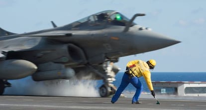 Un caza Rafale despega del portaviones Charles De Gaulle, el pasado lunes.