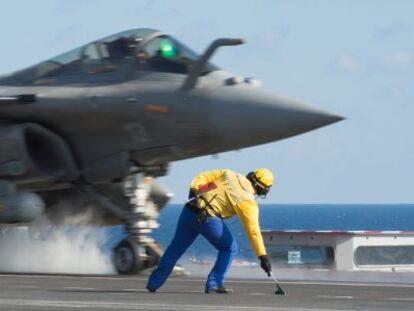 Un caza Rafale despega del portaviones Charles De Gaulle, el pasado lunes.