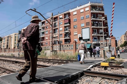 Paso a nivel de Alfafar (Valencia) donde este miércoles una joven de 20 años ha fallecido arrollada por un tren de Cercanías.