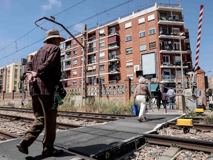 Paso a nivel de Alfafar (Valencia) donde este miércoles una joven de 20 años ha fallecido arrollada por un tren de Cercanías.