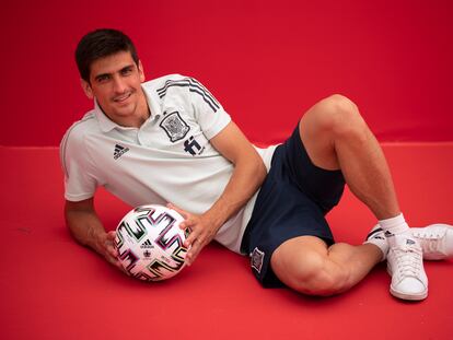 El futbolista de la selección española Gerard Moreno posa en la Ciudad del Fútbol de las Rozas en Madrid. ANDREA COMAS