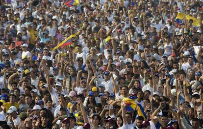 Desde la madrugada de este viernes miles de personas han ido llegando al lugar donde se celebra el concierto Venezuela Aid Live.