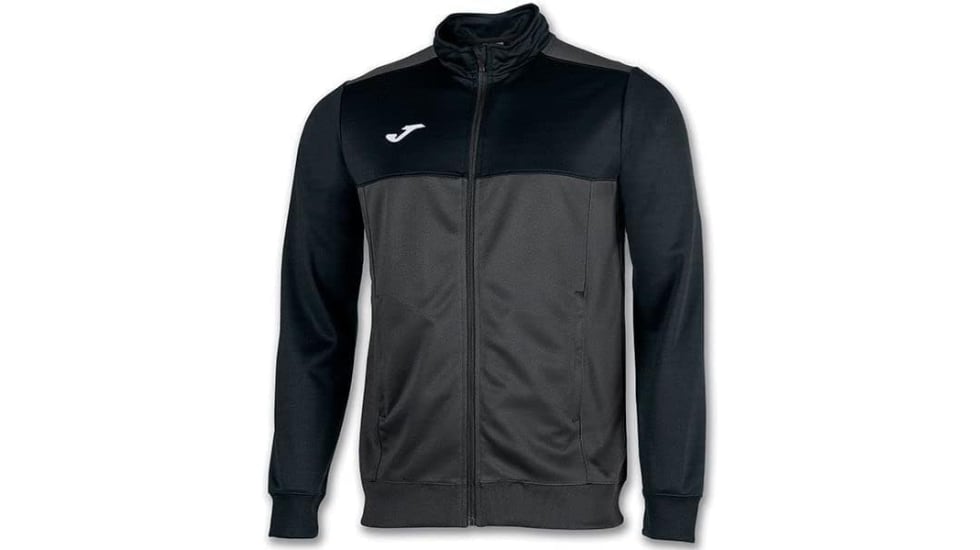 Esta chaqueta deportiva posee bolsillos laterales con cremallera.