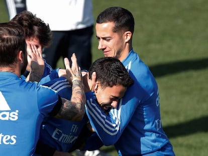 Odriozola, Ramos y Lucas abrazan a Reguilón.