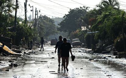 Dos personas deambulan por una carretera inundada tras el paso del huracán Eta en el municipio de La Lima (Honduras). Más de 1,5 millones de niños hondureños están expuestos a los daños provocados por las inundaciones que dejó la depresión tropical Eta a su paso por Honduras, donde 57 personas murieron y más de 1,8 millones han sido afectadas, además del impacto de la pandemia de coronavirus, alertó este lunes Unicef.