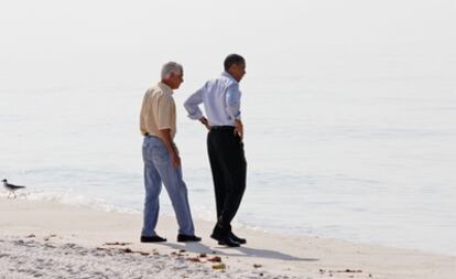 El presidente de EE UU, Barack Obama, y el gobernador de Florida, Charlie Crist, visitan Casino Beach, en la bahía de Pensacola, una de las zonas afectadas por el vertido de petróleo.