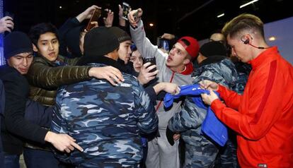 Varios aficionados piden un autógrafo a Torres en Astana.