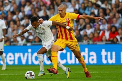 Rodrygo protege el balón ante la presión de Oriol Romeu.