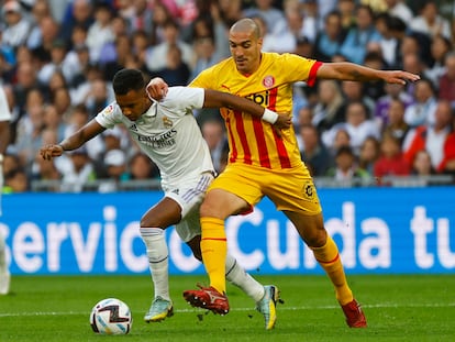 Rodrygo protege el balón ante la presión de Oriol Romeu.