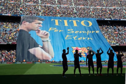 Los jugadores del barça en el homenaje a Tito.