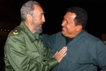 Fidel Castro (izquierda) y Hugo Chávez se saludan en el aeropuerto de La Habana.