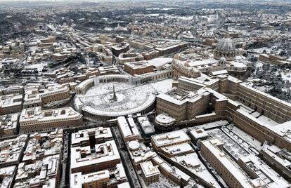 Vista aérea de la plaza de San Pedro, en el Vaticano, Roma, Italia.