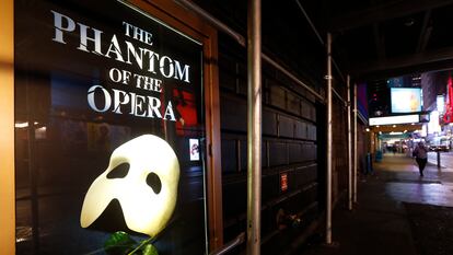 Un cartel de 'El fantasma de la ópera' en el teatro Majestic de Nueva York.