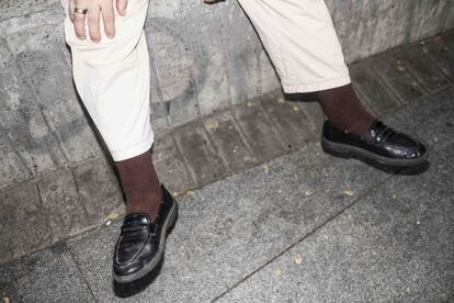 Mariano Iglesias (69 años), con unos mocasines clásicos de la zapatería El Lobo, en el centro de Madrid.
