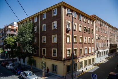 Fachada de ladrillo en un edificio en Madrid. 