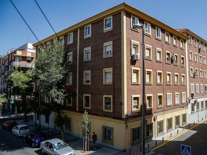 Fachada de ladrillo en un edificio en Madrid. 
