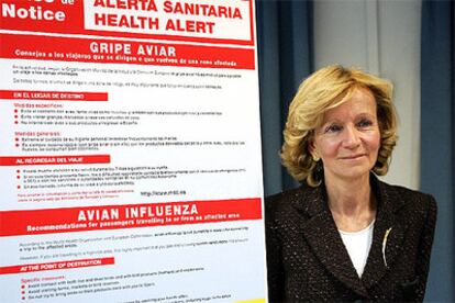 La ministra de Sanidad y Consumo, Elena Salgado, posa junto a un cartel de Aviso de Alerta Sanitaria por la gripe aviar.