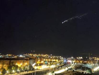 Los restos del cohete chino CZ-2F atraviesan el cielo esta pasada madrugada.