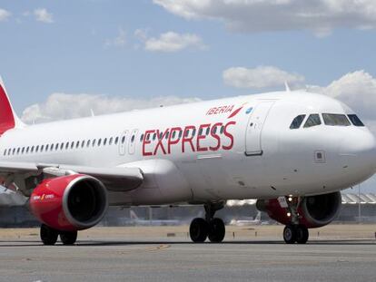 Avi&oacute;n A320 de Iberia Express en el aeropuerto de Barajas.