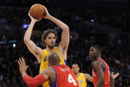 Pau Gasol, durante un encuentro ante Filadelfia.