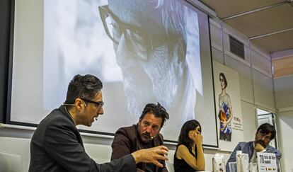 Desde la izquierda, Patricio Pron, Ray Loriga, Lara Moreno, y Miguel Aguilar en el homenaje a Claudio Lopez Lamadrid en la Feria del Libro.