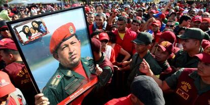 Simpatizantes de Chávez despiden al presidente.