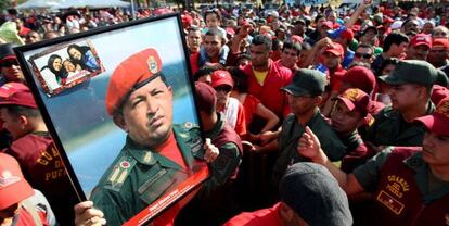 Simpatizantes de Ch&aacute;vez despiden al presidente.