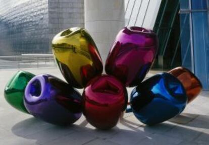 'Tulips', (1995–2004), pieza de Jeff Koons que forma parte de la colección y está instalada instalada en el Guggenheim de Bilbao.