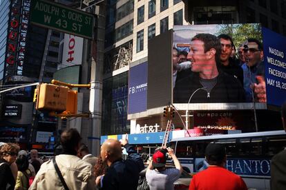 La salida de Facebook a bolsa ha sido retrasmitida en directo en las pantallas de Times Square, Nueva York.