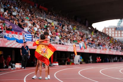 Los atletas Andrés Lara y Martí Torregrosa se abrazan tras la final de los 3.000 obstáculos.