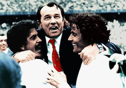 Boskov, abrazado por Benito, tras ganar la Liga de 1980
