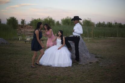 Una quinceañera se fotografía en el Parque Tamosura, un complejo industrial y cultural ubicado en la carretera Agua Prieta-Cananea (México), el 16 de mayo de 2018.