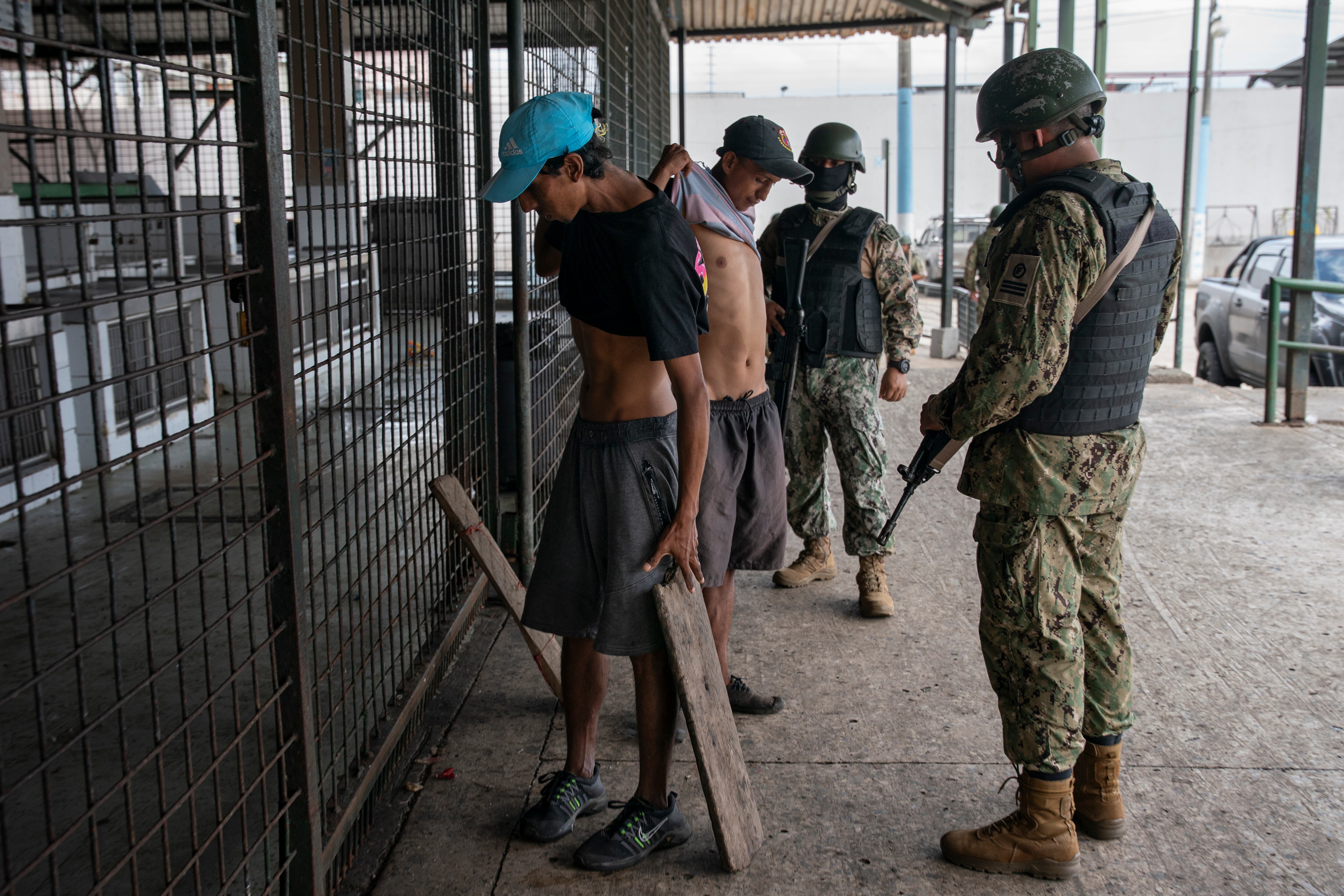 Militares realizan una revisión a transeúntes en las calles de Guayaquil. 