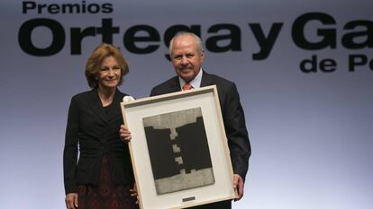 Darío Arizmendi recoge el premio Ortega y Gasset por su trayectoria de la mano de Elena Salgado, exvicepresidenta del Gobierno. 