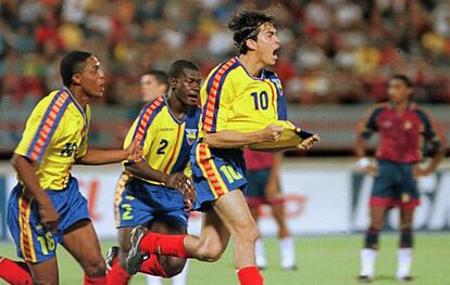 Kaviedes celebra un gol con la selección de ecuador en 2000.