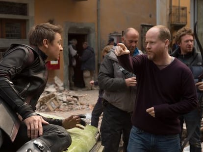 Jeremy Renner (a la izquierda) charla con Joss Whedon durante el rodaje de &#039;Los Vengadores: la era de Ultr&oacute;n&#039;.