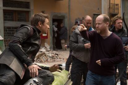 Jeremy Renner (a la izquierda) charla con Joss Whedon durante el rodaje de 'Los Vengadores: la era de Ultrón'.