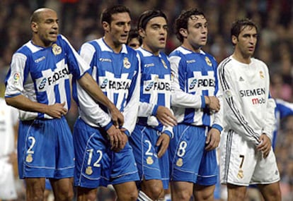 Manuel Pablo, Scaloni, Duscher y Sergio, junto a Raúl, en una barrera durante el partido.
