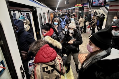 Un tren de Metro lleno de gente, en Madrid (España), a 11 de enero de 2021.
