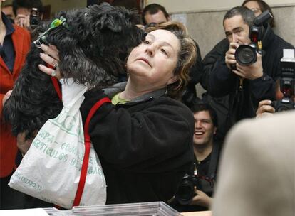 Una señora vota con su perro hoy en el Colegio Nuestra Señora del Buen Consejo de Madrid